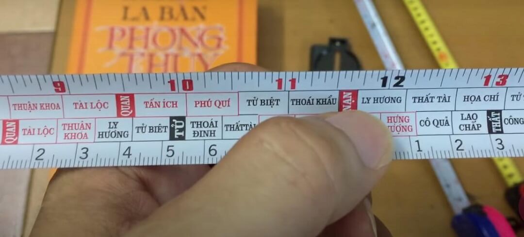 Nhiều mẫu thước cuộn rút in sai màu của cung Nạn trong phần đo của thước 42,9cm