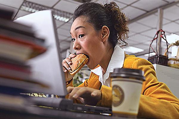 Thói quen ăn quá nhanh gây áp lực lên hệ tiêu hóa