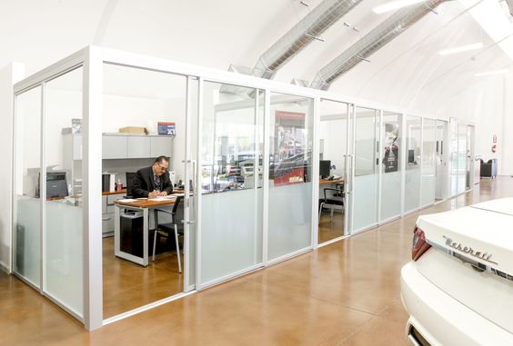 vách ngăn kính cường lực